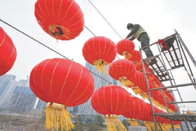 昨天(24日)，工人们在通州区东关大桥悬挂红灯笼。随着春节临近，通州区在新华大街、运河东大街、通胡大街、东关大桥等主要道路和桥梁上布置了两万余盏大红灯笼，营造出喜庆祥和的节日气氛。 北京日报记者 方非摄