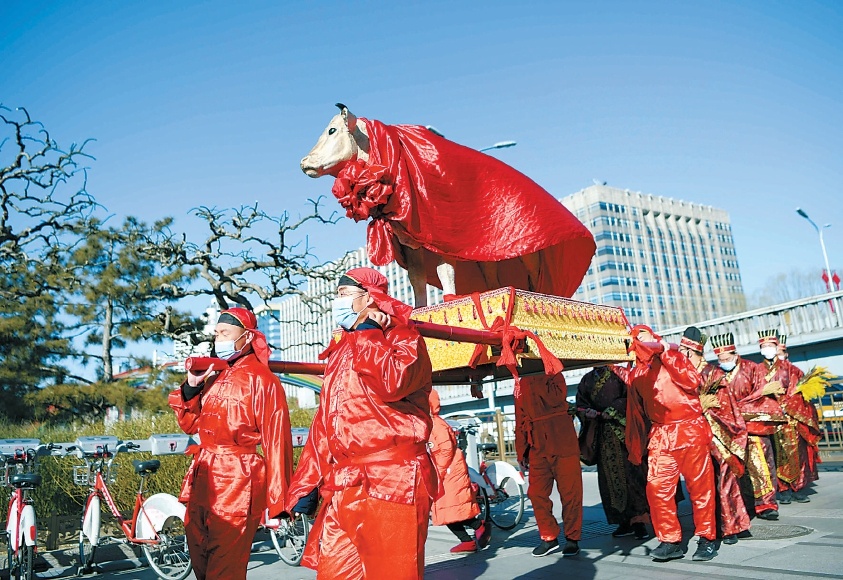 又是一年立春到，在位于北京东城区建国门街道的古观象台，人们“鞭打春牛”，迎接新春。在疫情防控形势下，街道不过多邀请观众，而是通过提前录制、当天网络播放的形式，让人们隔着屏幕感受立春的仪式感和满满的春意。
