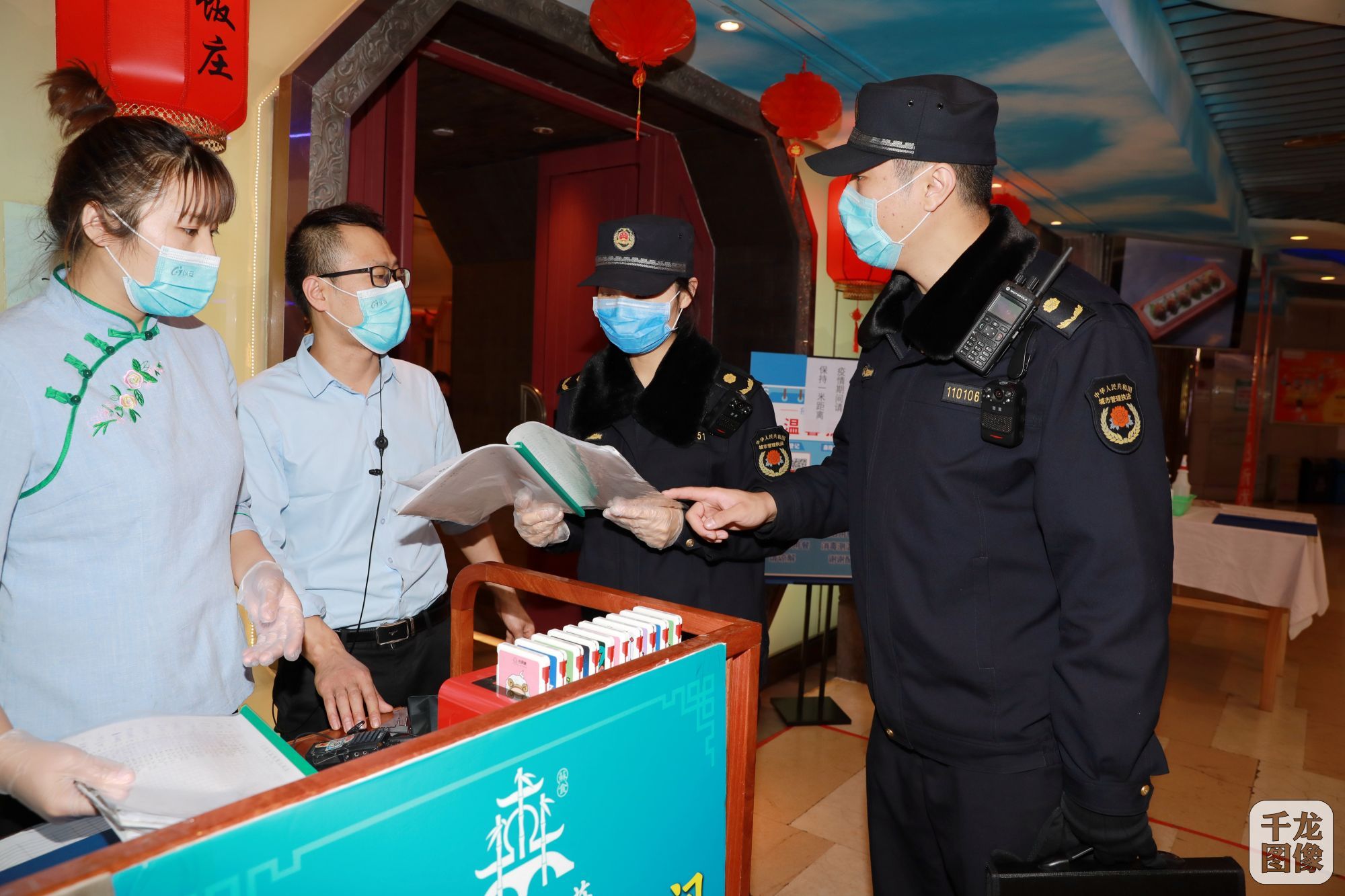 千龙网讯（记者 刘美君  通讯员 刘满清）2021年春节将至，不少人响应政府防疫号召，选择在京“就地过年”。如何保障留京人员“就地过年”?记者9日从北京市东城区城管局获悉，该执法队将全员上岗、全天候24小时值守岗位，确保辖区环境秩序良好。