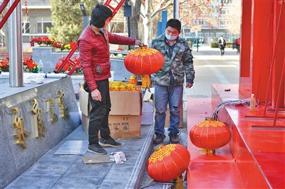 2月6日，农历腊月二十五，永康公寓工作人员给大门廊桥安装红灯笼，为过年做准备。