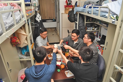 2月11日，大年三十，永康公寓一间宿舍内，四位同仁医院职工邀请另外一名同事一起吃年夜饭。