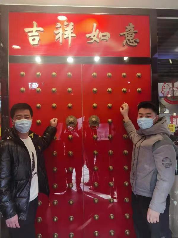 惠丰门丁肉饼店现场手工摇元宵的视频近期在朋友圈刷屏，一个大笸箩在师傅手里有技巧地前后抖动，很快馅料上沾上了均匀的糯米粉，一个个圆滚滚的元宵就诞生了。除了现场摇元宵，惠丰门丁肉饼门店前的门钉成了不少人元宵节前后摸门钉祈福的网红打卡地。据店里工作人员介绍元宵节前后摸门钉祈福的人明显增多，比平常要多三四成，店里红色大门上的门钉已经被摸得锃亮。