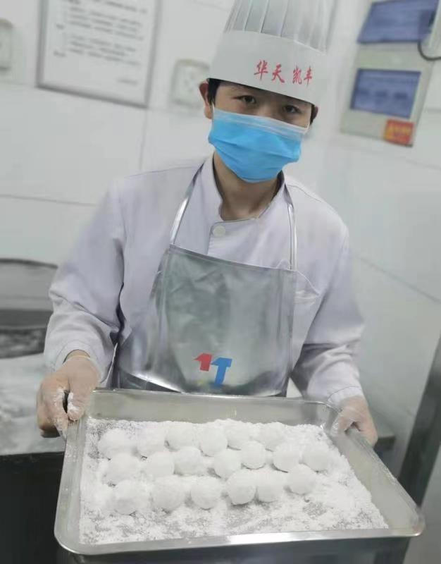 距元宵节还有一周左右的时间，买元宵的市民早已逐渐多了起来，元宵节气氛渐浓。北青-北京头条记者从华天二友居、同春园、同和居、鼓楼马凯餐厅等多家老字号餐厅获悉，猜灯谜、摸门钉，老字号餐饮企业演绎元宵节传统习俗，做足元宵节仪式感。