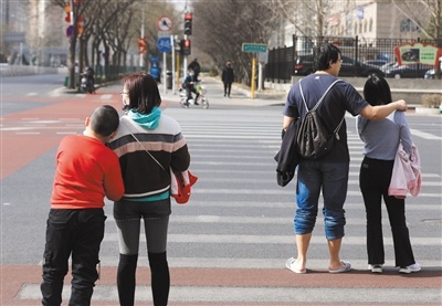 2月21日，北京，中关村东路，市民穿着短袖凉拖走在路上。新京报记者 浦峰 摄