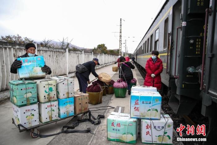 资料图:云南省昭通“苹果专列”。
<a target='_blank' href='http://www.chinanews.com/'>中新社</a>记者 瞿宏伦 摄 点击进入下一页