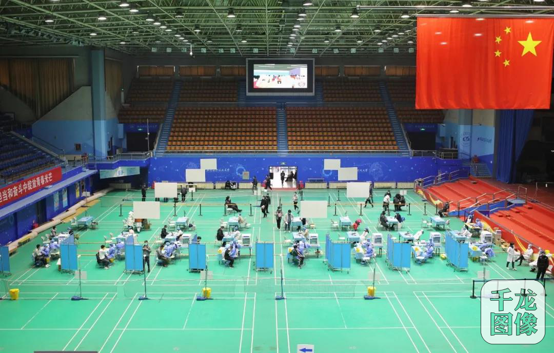 图为北航师生员工接种新冠疫苗现场。千龙网发