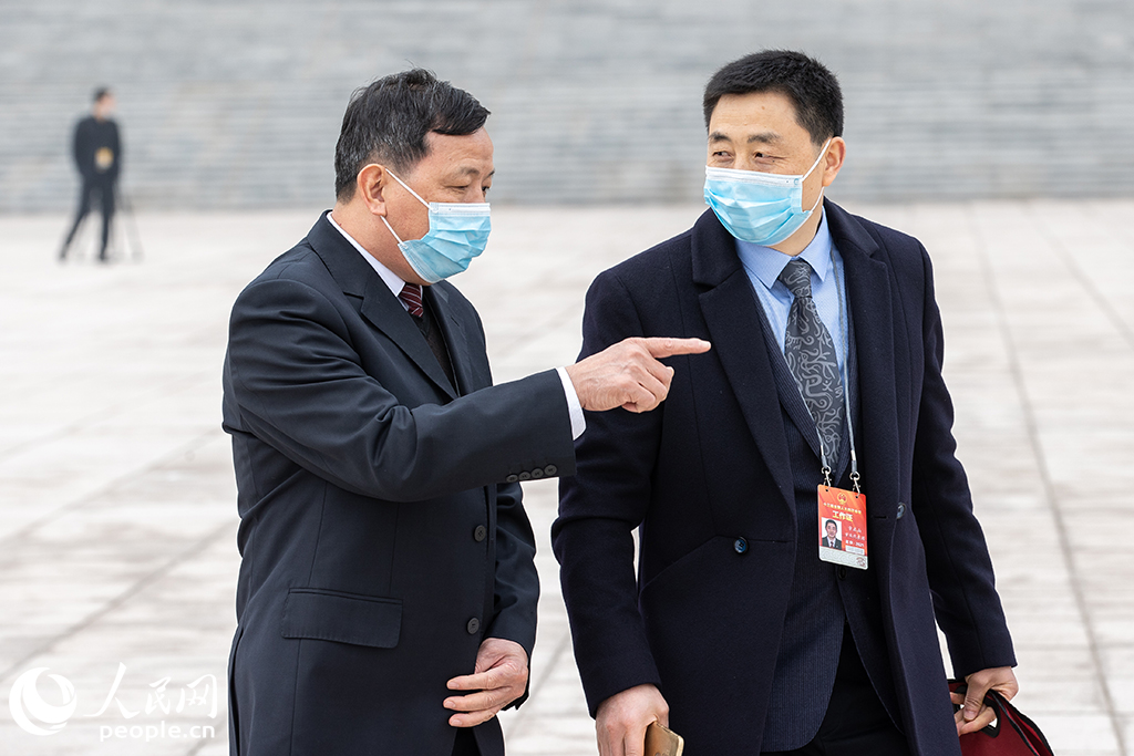 第十三届全国人民代表大会第四次会议开幕会结束后,代表们在相互交流讨论。人民网记者 张武军摄
