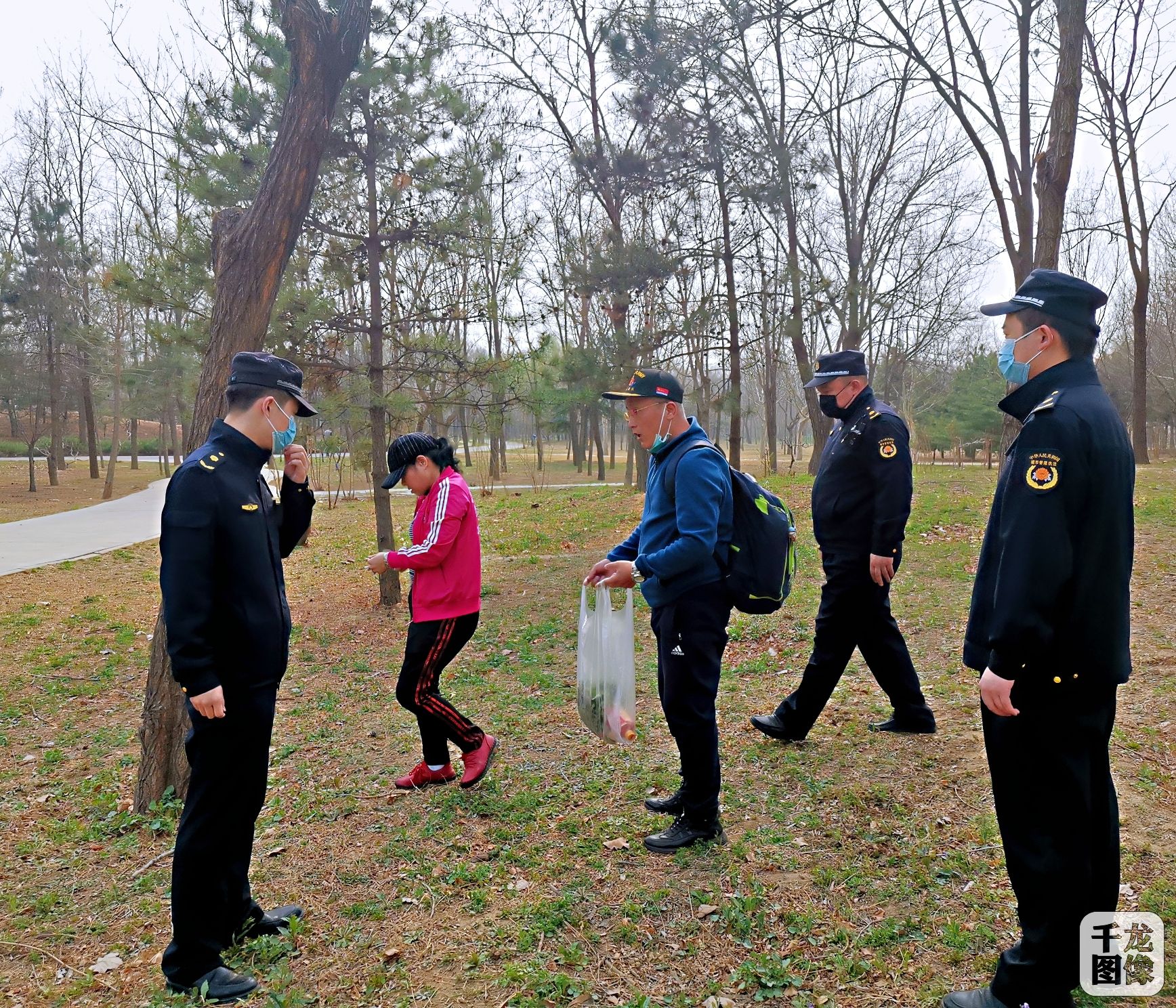 千龙网讯（记者 刘美君）3月29日，记者从北京朝阳东坝执法队获悉，自3月23号起，东坝执法队采取定岗值守、错时执勤、流动巡查等方式，全力服务清明小长假，为市民游客创造安全、文明、和谐的城市优美环境。
