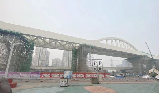 S1线是北京首条中低速磁浮线路，S1线工程东起石景山区苹果园枢纽，终点至门头沟区石门营。线路全长约10.3公里，全部为高架线路，共设车站8座。除苹果园站外，石门营站至金安桥站等7站均在2017年12月30日建成并开通运营。今年年底，S1线将实现全线通车，不仅将改变京西轨道交通格局，也将极大方便门头沟地区及沿线居民的出行。