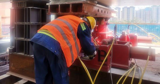 其中，上跨阜石路施工为工程控制性节点，横跨长度在国内城区顶推长度实为罕见。由于地面施工空间狭窄，为提高工作效率，施工单位引进智能步履式顶推系统，采用钢桥预制拼装+步履式顶推施工工艺，最大程度消减对城市干线道路营运的影响，自西向东依次顶推就位。施工过程中，无线振弦测试系统实时对钢梁顶推中的姿态进行“诊断”，及时纠正，远程实时长期监控梁体应力变化情况，是钢梁顶推作业的核心技术。