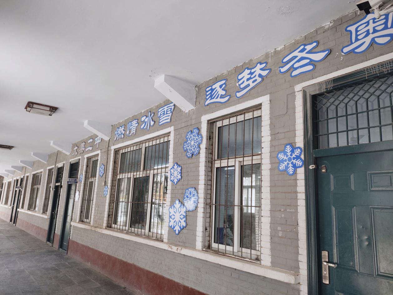 宣化二中先后被教育部评为首届全国青少年校园冰雪运动特色校和北京2022年冬奥会和冬残奥会奥林匹克教育示范学校（简称特色校和示范校）；连续两年荣获WSTOPS冬鼎奖冰雪人才培养先进院校；获河北省冰雪运动特色校和示范校；省青少年冰雪训练基地，省后备人才基地；冰雪人才培养先进院校；张家口市冰雪运动综合培训中心；张家口雪上运动培训联盟副理事单位；张家口青少年培训委员会主任单位。