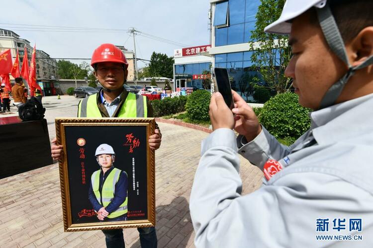 首都劳动者微笑迎“五一”