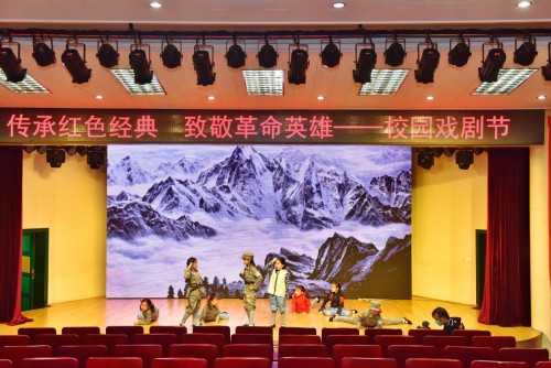 在格列佛剧院，二年级一班的学生们正在演绎《八女投江》的故事。在弹尽粮绝的情况下，革命战士誓死不屈，集体沉江的感人事迹。那段峥嵘的岁月也提醒着他们在新时代也要铭记历史、不忘初心。戏剧是学生最喜闻乐见的形式，戏剧与语文教学的跨学科融合，将历史变得立体而真实，让学生亲身感悟，助力学生综合素质的提升。