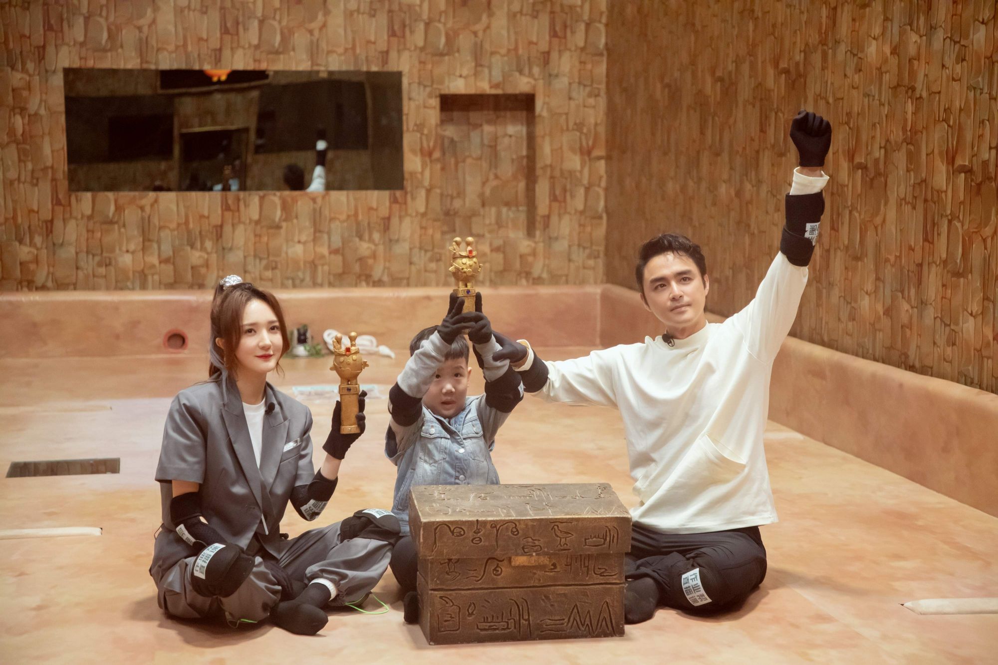 明道《疯狂的麦咭8》追光闪耀团踢馆石头城 (1).jpg