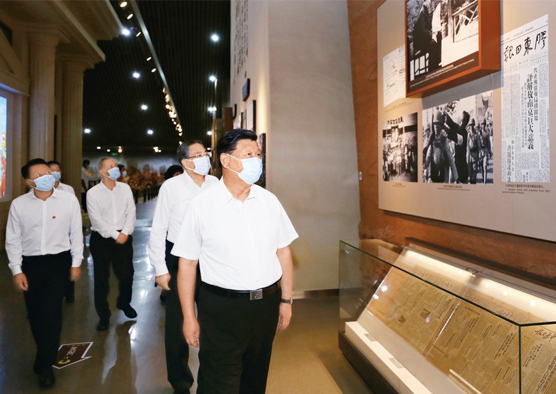 2020年8月18日至21日,中共中央总书记、国家主席、中央军委主席习近平在安徽省考察。这是19日下午,习近平在合肥市参观渡江战役纪念馆,重温革命历史,缅怀革命先辈的丰功伟绩。新华社记者 鞠鹏/摄 点击进入下一页