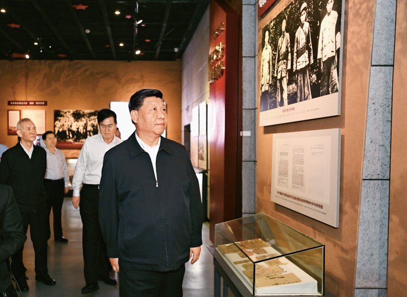 2019年5月20日至22日,中共中央总书记、国家主席、中央军委主席习近平在江西考察,主持召开推动中部地区崛起工作座谈会并发表重要讲话。这是习近平在赣州市于都县中央红军长征出发纪念馆参观,缅怀当年党中央和中央红军在苏区浴血奋战的峥嵘岁月。新华社记者 谢环驰/摄 点击进入下一页