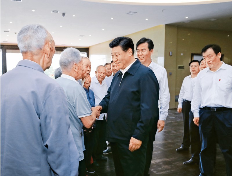 2019年5月20日至22日,中共中央总书记、国家主席、中央军委主席习近平在江西考察,主持召开推动中部地区崛起工作座谈会并发表重要讲话。这是习近平在赣州市于都县中央红军长征出发纪念馆会见于都县的红军后代、革命烈士家属代表。新华社记者 鞠鹏/摄 点击进入下一页