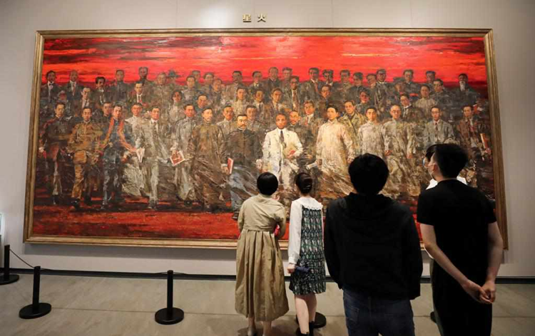 1623294816125048.png 6月3日,参观者在中共一大纪念馆展出的油画作品《星火》前驻足观看。 新华社 方喆 摄_副本.png