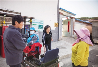 4月14日，因自家的农地被邻居占用，没有和自己打招呼，大妈气不过，向村委会反映。于甫琴仔细倾听，了解情况后，给当事双方调解。