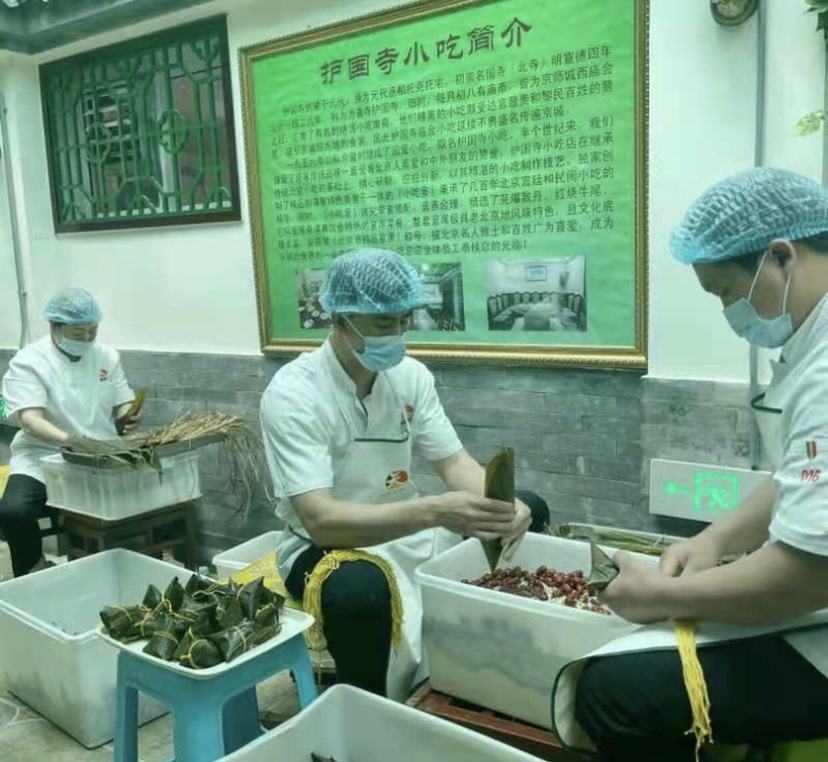 小长假期间，庆丰包子铺、华天二友居肉饼、护国寺小吃等许多老字号还积极参与消费节，把非遗美食送到社区居民身边。庆丰包子铺开进花园路街道冠城北园社区的大篷车刚就位，就有不少周边市民前来询问。亮眼的“小红车”满载着庆丰包子铺的鲜肉小笼包、豆包、枣糕、排叉等北京传统小吃，还有百香果和青金桔茶饮等消暑佳品。