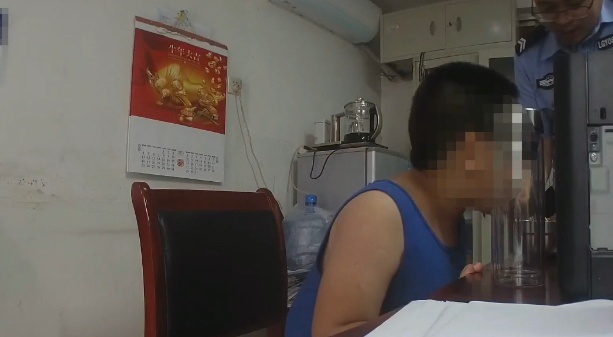 在民警的办公室里，“小胖子”哭得上气不接下气。“哭什么呀，给你吃肉，行不行。”民警一边哄一边给他擦眼泪，还拿来零食转移他的注意力。正值午时，食堂的大师傅给孩子做了一碗热腾腾的牛肉面，此时“小胖子”已经忘了自己身在何处，津津有味地吃起来，饭后还举着一个苹果高兴地拉着警察叔叔在派出所的院子里玩耍。