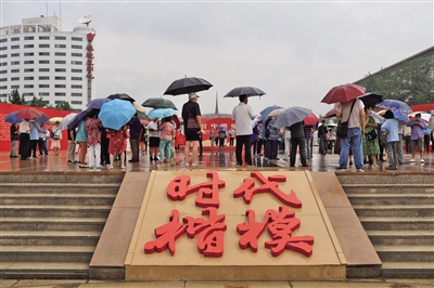 6月23日，中华世纪坛，雨中，羊坊店街道的200余名退休军工党员在参观展览。本版摄影/新京报记者 浦峰