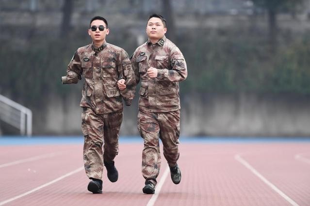 &ldquo;排雷英雄战士&rdquo;杜富国（左）和战友在陆军军医大学操场上跑步。新华社记者 王全超摄