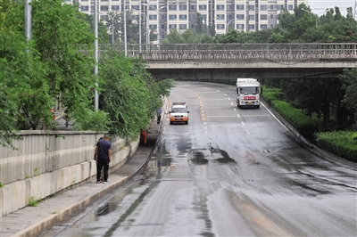 北京海淀区旱河路铁路桥下2人驾车渡水不幸遇难