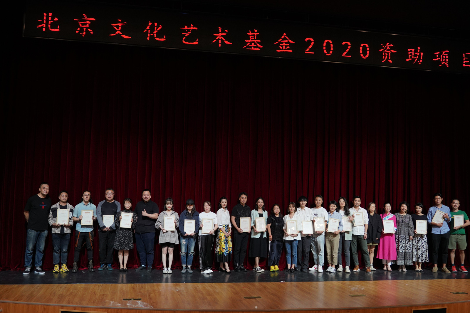 实践导师为学员们颁发结业证书（摄影：李晏）