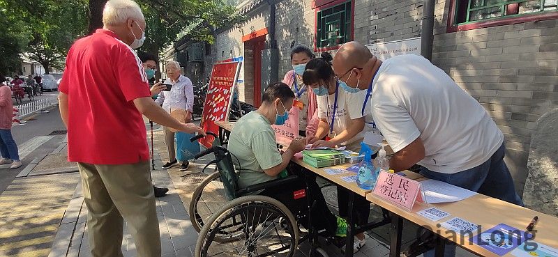 千龙网北京讯 随着北京市区和乡镇人大换届选举工作已全面展开，宣传发动和选民集中登记工作正在进行。9月8日早上，北京市东城区选举委员会景山地区分会魏家居民单位混合选区按照“少聚集、多点位”的原则，在大佛寺东街通过设置户外宣传点，开展区人大换届选举工作宣传活动。
