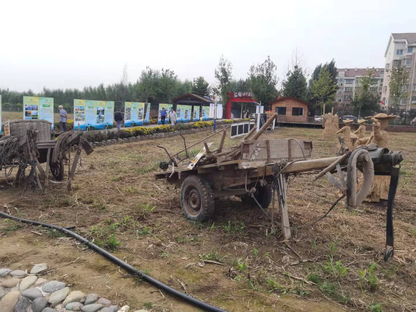 据介绍，作为传统的近郊旅游小镇，王佐镇目前拥有千灵山公园、南宫五洲植物乐园、温泉水世界、南宫民族温泉养生园、青龙湖公园及八一影视基地6个旅游景区，各个村还依托自然资源打造了佃起农业园、南宫农耕文化园、西王佐农业园、洛平精品采摘园、怪村都市农业体验园、绿野仙踪郊野乐园、向阳花公社农事体验园等10个农业园。