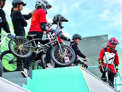 在腾空翻转中超越自我 在腾空翻转中超越自我