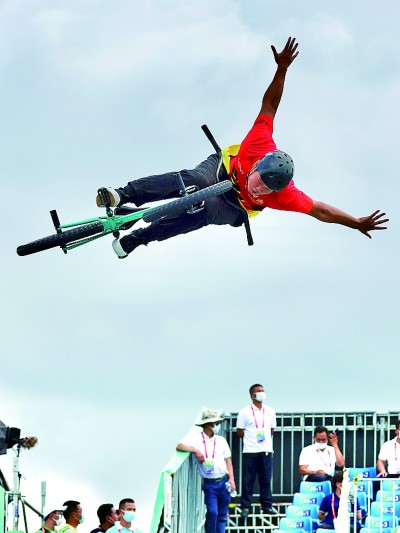 在腾空翻转中超越自我 在腾空翻转中超越自我