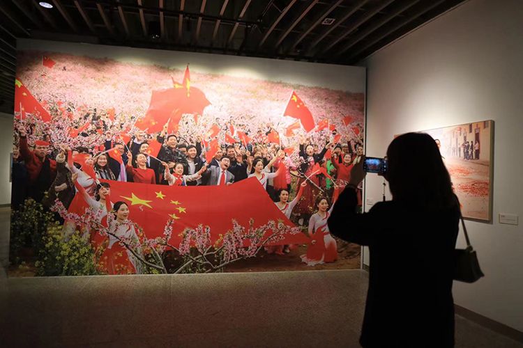 9月23日，农历秋分，第十届全国农民摄影大展在北京中华世纪坛开幕。大展自启动征稿以来，得到了广大农民朋友和从事“三农”工作摄影人的响应，创下来稿数量历届之最，收到有效作品26456件（55868幅），经过两个阶段的评选，最终111件作品入选。图为：观众在拍摄心仪的作品。