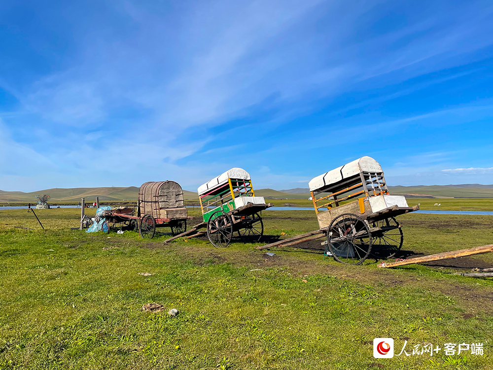 草原上的勒勒车。人民网记者董丝雨 摄 草原上的勒勒车。人民网记者董丝雨 摄