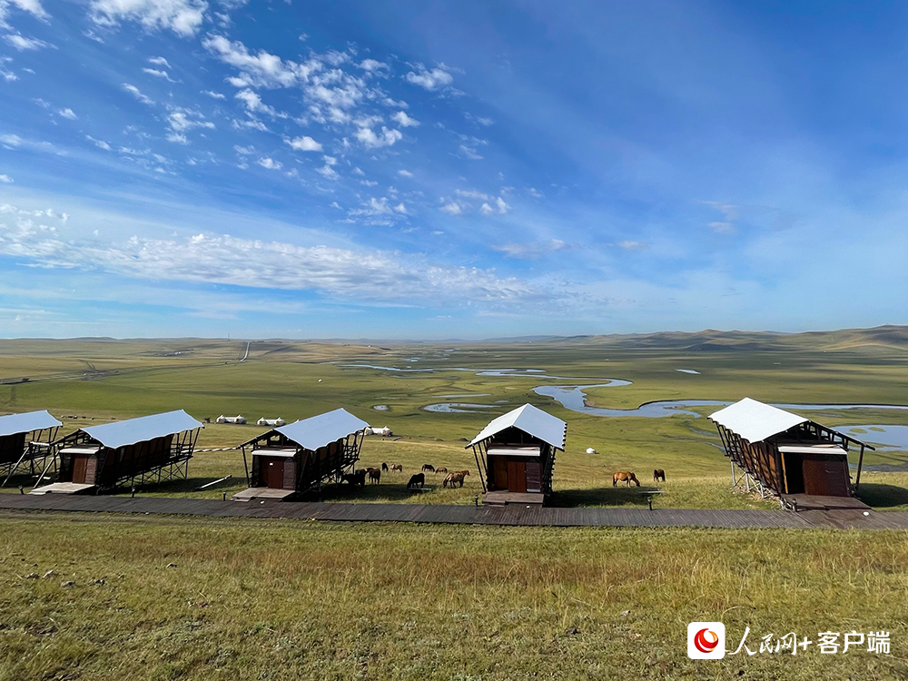 从牧云山顶俯瞰莫日格勒河。人民网记者董丝雨 摄 从牧云山顶俯瞰莫日格勒河。人民网记者董丝雨 摄