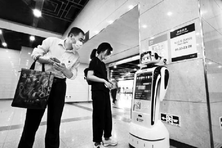 本报讯（记者孙宏阳 实习生吴楠）“儿童身高多少可以免费乘坐地铁？”“首班车是几点？”“携带导盲犬如何乘坐地铁？”今天，在4号线和16号线国家图书馆站，3台科技感十足的地铁车站智能服务机器人正式“上岗”，为乘客提供出行查询、带路及运营提示等智能服务。