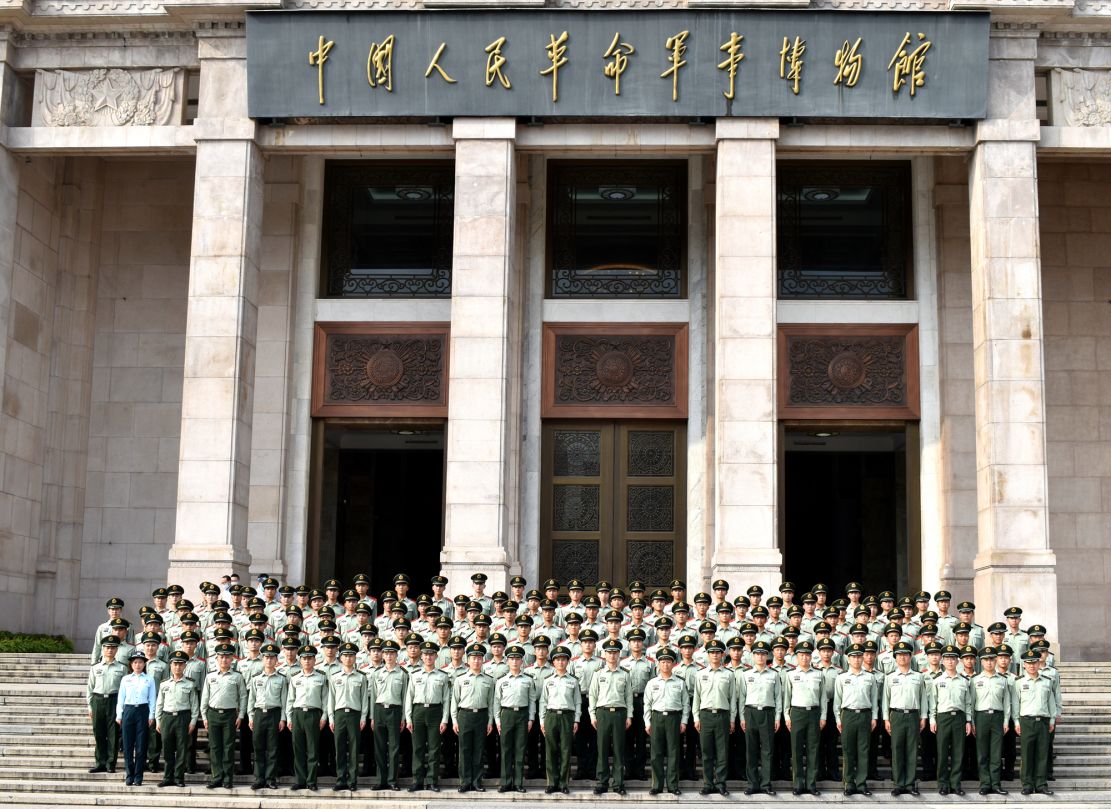图为官兵合影留念，郭闻宇 摄