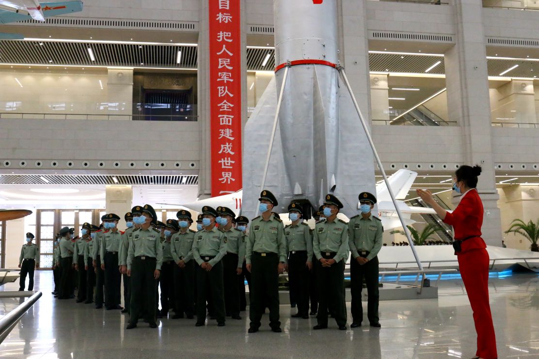 图为官兵们参观大型展览，郭闻宇 摄