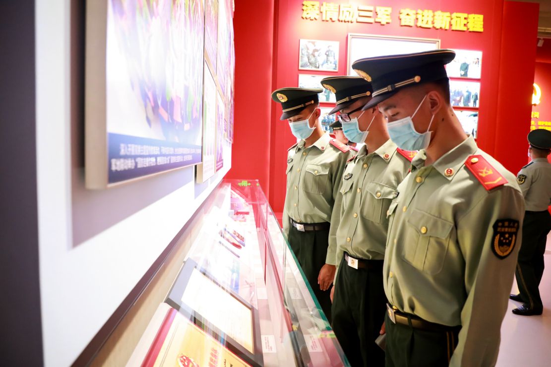 图为官兵认真参观，郭闻宇 摄