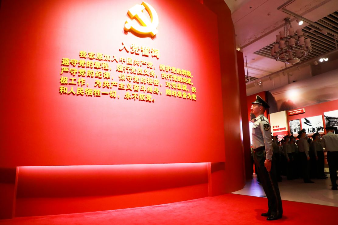 图为一名干部重温入党誓词，郭闻宇 摄