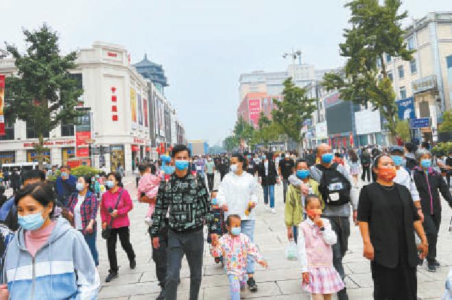 拍照、聚餐、购物……国庆期间，王府井大街游人如织，大家愉快地享受着美好假期。本报记者 阎彤摄