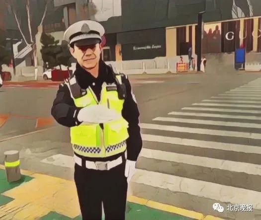 交警所示动作为“行人手势语”，即：伸出右手手掌，手心向里进行摆动，示意对方先走。