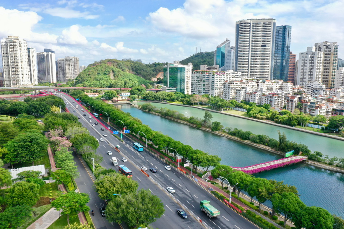 10月8日，车辆在厦门市湖滨西路上行驶（无人机照片）。