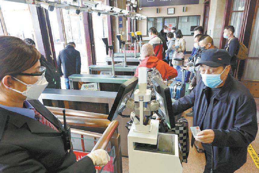 昨天，北京站对进京旅客进行电子自动测温的同时增加了人工测温环节，加强进京旅客检测措施。 本报记者 安旭东摄
