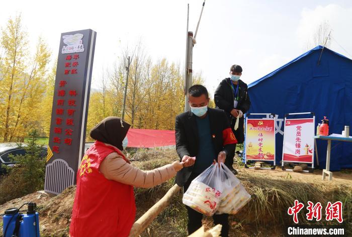 图为家庭志愿队为防疫人员送餐。　马铭言 摄