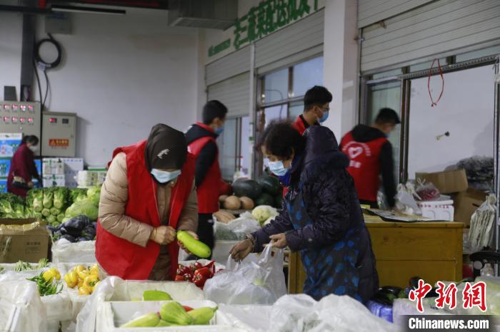 青海平安街头的“家庭志愿队”：一周送出上千份餐