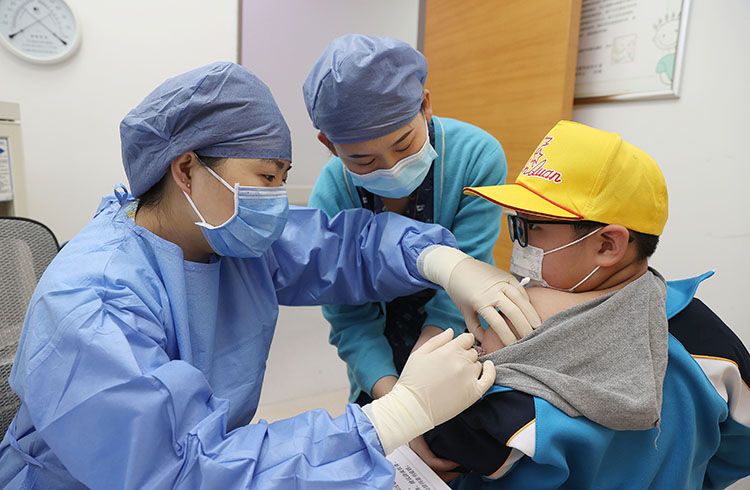 医护人员询问学生相关信息并确认无接种禁忌症后，为符合条件的学生接种新冠病毒疫苗。