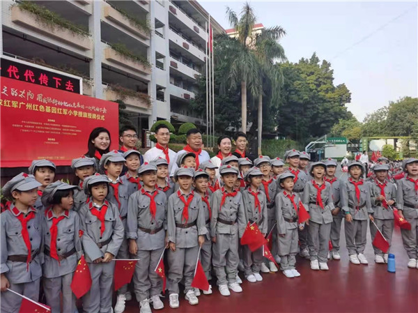 广州天河红色基因红军小学少先队员缅怀广州起义革命烈士的丰功伟绩，誓做中国特色社会主义事业坚强可靠的接班人.jpg