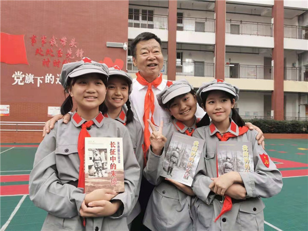 全国红军小学建设工程理事会副理事长兼秘书长方强代表理事会向昆明朱德红军小学总校的小红军战士赠送红色书籍.jpg